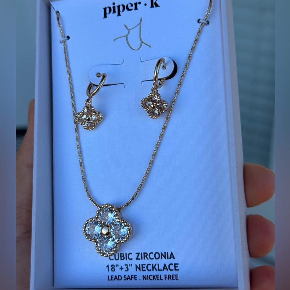 โจ Piper K Gold Flower Jewelry Set โ Cubic Zirconia Necklace & Earrings โจ - Picture 6 of 9